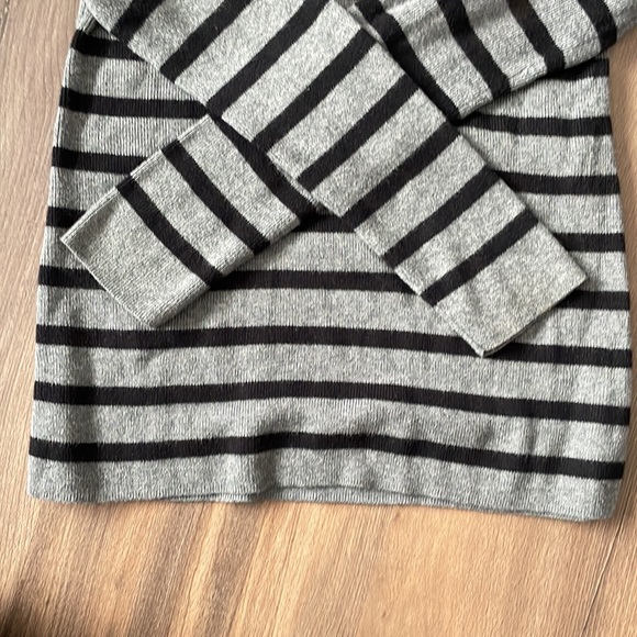 Express V neck sweater - Picture 2 of 9
